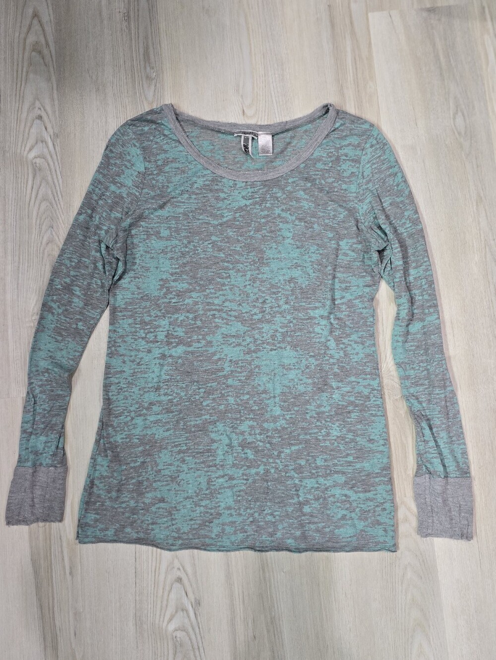 BKE Eased Women’s Heathered Mint & Gray Long Sleeve Distressed Top Size L